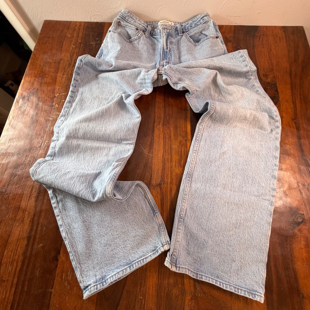 Abercrombie & Fitch Curve Love 90s Relaxed Jean High Rise Light Wash 29 8L